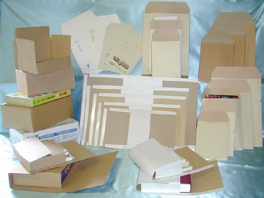 ブックケースの磯村商事 製品写真 １冊用の封筒タイプをはじめ２・３冊用の万能小包ケースやキャッスルケース、
まとめて梱包できるワンタッチケースなど用途にあわせて様々な梱包材料をご用意しております。